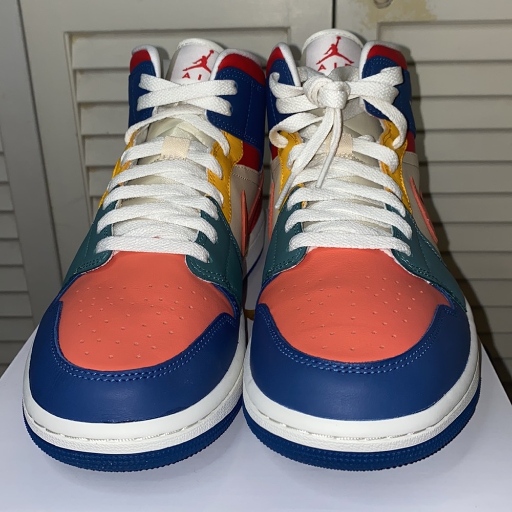 Women’s Air Jordan 1 MID SE… - Picture 3 of 7